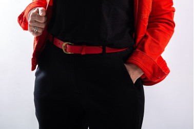 Ceinture rouge pour femme avec boucle dorée portée sur jean noir