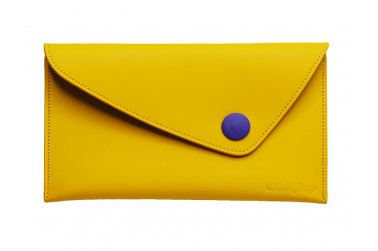 pochette jaune intérieur violet en cuir